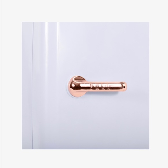 Compact beauty fridge features 2 shelves for your makeup, creams and Jade roller - Picture 4 of 5